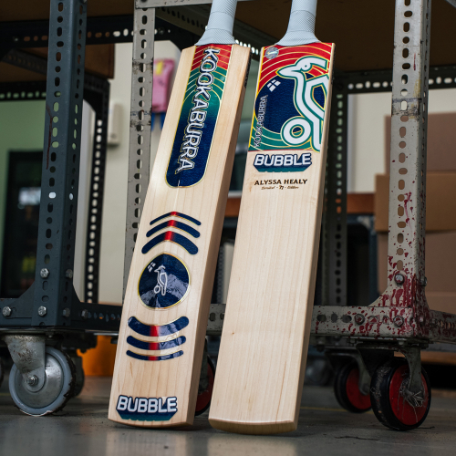 BUBBLE ALYSSA HEALY COMMEMORATIVE LE CRICKET BAT